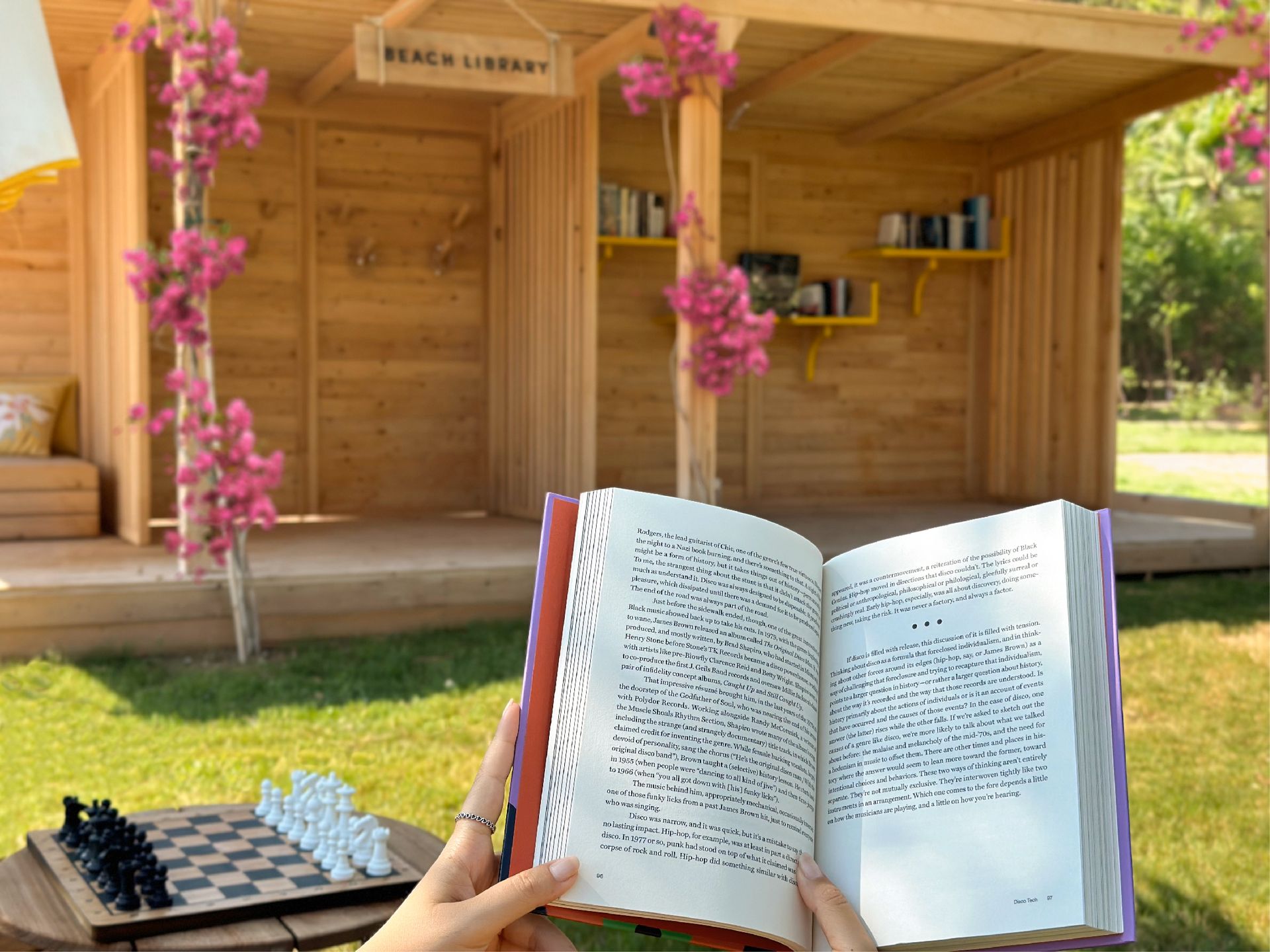 Bijal Hotel, Bir kişi, satranç takımının bulunduğu 